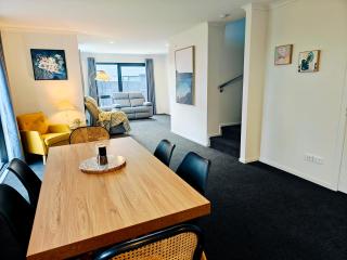 Modern Comfort in Hillcrest - Hamilton - 6