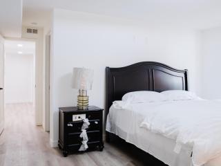 Spacious 5-Bedroom Home in Murray with Garden Views - Murray - 1
