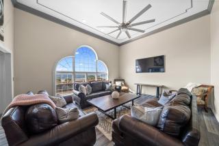 Adelines Lake View Elegant Home in Gated Community Sleeps 15 - Russellville - 3