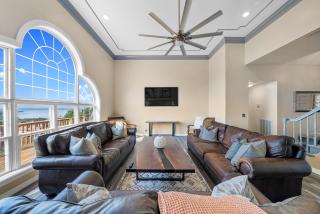 Adelines Lake View Elegant Home in Gated Community Sleeps 15 - Russellville - 2