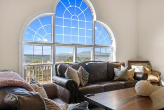 Adelines Lake View Elegant Home in Gated Community Sleeps 15 - Russellville - 7