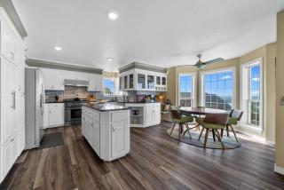 Adelines Lake View Elegant Home in Gated Community Sleeps 15 - Russellville - 1