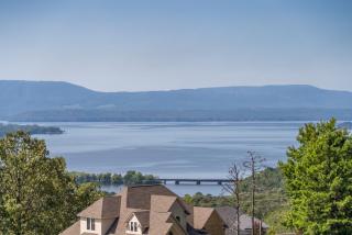 Adelines Lake View Elegant Home in Gated Community Sleeps 15 - Russellville - 6