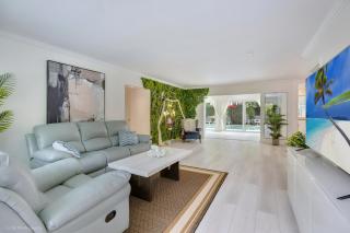 Tropical 3BR Escape with Pool, 7 Min Drive to Beach - Hollywood - 2