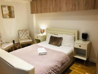 Large Group Friendly South Belgravia 4BR Apt - London - 0