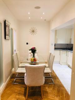 Large Group Friendly South Belgravia 4BR Apt - London - 8