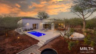 Pillows Luxury Safari Villa, Wood-Fired Hottub, Giraffe-Feeding-Tower, Large Private Pool - Marloth Park - 0