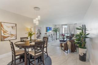 Cozy Ocean Views Condo with Pool & Tennis Court - Sunny Isles Beach - 2