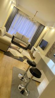 ELEGANT EXECUTIVE ONE BEDROOM APARTMENT WITh HEATED SWIMMING POOL,FULLY EQUIPPED GYM WITH BREATHTAKING CITY VIEWS - Nairobi - 7