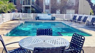Pool View Escape - Near Shops & Dining - 8