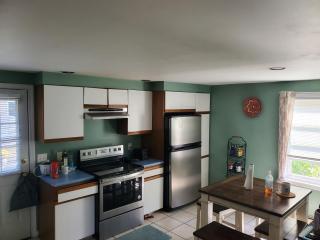 Queen Bed with Work Station 1st Floor - Burlington - 2