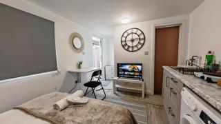 Cozy studio with Netflix & chill & Parking - Ponders End - 7