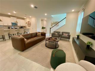 Exquisite Luxury Home with Pool Retreat - Solara - 8949 - 2