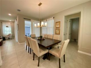 Exquisite Luxury Home with Pool Retreat - Solara - 8949 - 1