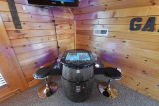 Ryes and Shine Bootlegger's Cabin! Hot Tub* Pool* Arcade* Billiards *EV * Pet Friendly - Sevierville - 3