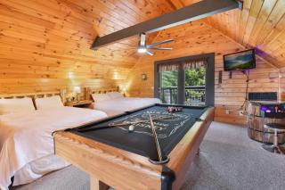 Ryes and Shine Bootlegger's Cabin! Hot Tub* Pool* Arcade* Billiards *EV * Pet Friendly - 4