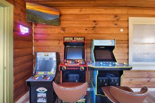 Bigfoot's Hideaway Themed Cabin, Views, Pet Friendly, Hot Tub, Fireplace - 5