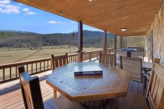 Bigfoot's Hideaway Themed Cabin, Views, Pet Friendly, Hot Tub, Fireplace - 2