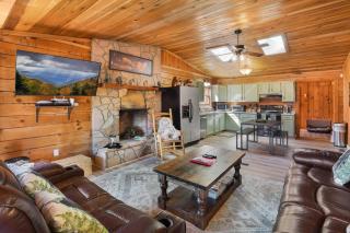 Bigfoot's Hideaway Themed Cabin, Views, Pet Friendly, Hot Tub, Fireplace - 9