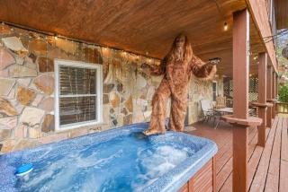Bigfoot's Hideaway Themed Cabin, Views, Pet Friendly, Hot Tub, Fireplace - 0