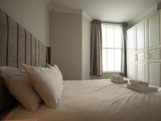 Seafront apartment with Off Road Parking - 5