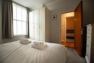 Seafront apartment with Off Road Parking - 3