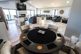 Sleeps 40, Pool House - Garden City - 1