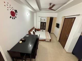 Our AC Home 100m away from medanta hospital - Gurgaon - 9