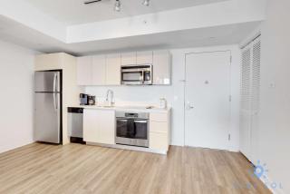 Stylish Beach Apartment with Pool - Hallandale Beach - 1