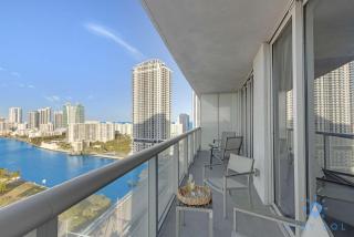 Modern 1BR with Pool & Balcony - Hallandale Beach - 0