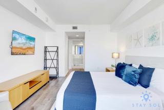 Modern 1BR with Pool & Balcony - Hallandale Beach - 2