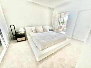 Modern 3BR Beachside Oasis - Sydney - 9