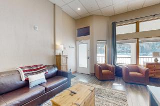 Lakefront Keystone Studio - 4