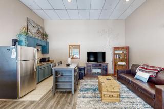 Lakefront Keystone Studio - 3