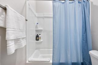 Your Perfect Two Bedroom Retreat with Free Parking and Premium Comfort - Glendale - 4