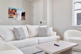 Elegant Two Bedroom Apartment with Free Parking and Plush Beds - Glendale - 5