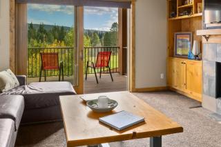 Cowboy Corner Condo at Suncadia- Top Floor, Fairway & Mountain View, Fireplace, Smart TVs, Hi-speed Wi-Fi, Walk to Lodge - 3