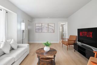 Luxury Modern Retreat with Spacious Yard & Premium Comfort - Monrovia - 8