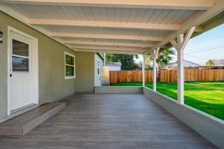 Luxury Modern Retreat with Spacious Yard & Premium Comfort - Monrovia - 6