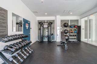 Stylish 1-Bedroom Apartment with Pool, Gym, Free Parking, Rooftop and Balcony - 5 Min to Hollywood Beach! - 10 Min to FLL Airport - Hollywood - 2