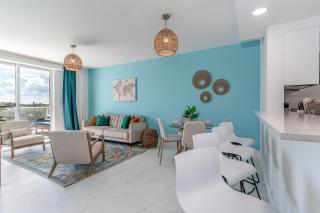 Stylish 1-Bedroom Apartment with Pool, Gym, Free Parking, Rooftop and Balcony - 5 Min to Hollywood Beach! - 10 Min to FLL Airport - Hollywood - 5