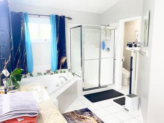 Bright, big home walking distance to Mcintosh lake - 1