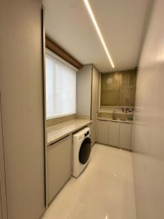 Apartamento no coração de Meia Praia, com 4 Suítes e 3 vagas de garagem - Itapema - 2