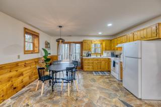 Cozy Cabin With Hot Tub, Grill, Fire Pit & Game Room - Blue Ridge - 4
