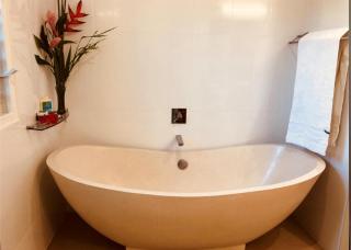Seahorse Lodge - Port Vila's WOW Factor! Huge 5 Bedroom, 3 Bath Seaside Paradise - 1