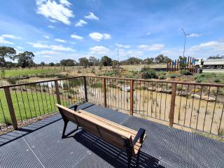 Luxarious room stay- 25 min to Melbourne Airport and next to Hume Freeway - 2