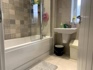 Spacious Room With Kingsize Bed - Dinnington - 8