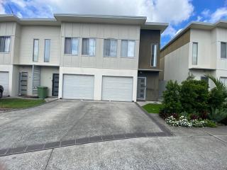 Spacious townhouse with study and pool - - 2