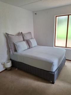 Modern Comfort in Sandton - Johannesburg - 5