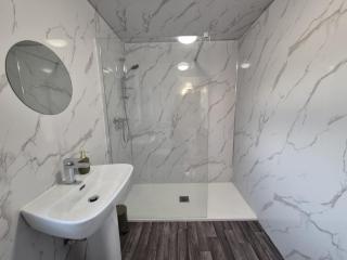 Wolverhampton - 4 bed, 2 bath, Parking & Wifi - 9